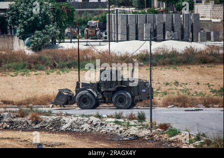 Dschenin, Palästina. 03. Juli 2023. Ein israelischer militärischer Bulldozer trifft im Flüchtlingslager Dschenin während eines Überfalls auf das Lager in der Nähe der Stadt Dschenin, nördlich des besetzten Westjordanlands, ein. Ein Angriff der israelischen Armee auf Dschenin, der mit mehreren Luftangriffen begann, gefolgt von einem Bodenangriff auf mehr als 100 gepanzerte Fahrzeuge. 9 Palästinenser wurden bei diesem Angriff getötet und Dutzende schwer verletzt. Kredit: SOPA Images Limited/Alamy Live News Stockfoto