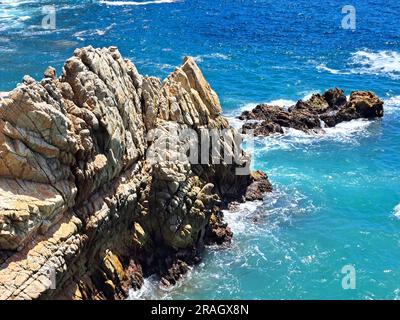 La Quebrada ist eine Klippe mit einem Kanal im Hafen von Acapulco, Guerrero, Mexiko, wo das berühmte Tauchen von jungen Leuten durchgeführt wird, die darauf klettern Stockfoto