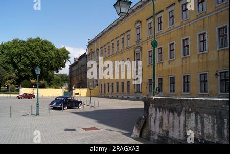 Seitenplatz nördlich des Mafra-Palastes, dunkelblauer Jaguar Mark IX, viertürige Luxuslimousine, hergestellt zwischen 1958 und 1961 im Vordergrund, Portugal Stockfoto