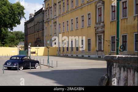 Seitenplatz nördlich des Mafra-Palastes, dunkelblauer Jaguar Mark IX, viertürige Luxuslimousine, hergestellt zwischen 1958 und 1961 im Vordergrund, Portugal Stockfoto