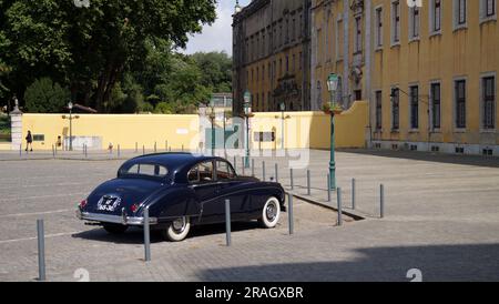 Dunkelblauer Jaguar Mark IX, viertürige Luxuslimousine, hergestellt zwischen 1958 und 1961, zu sehen in Mafra, Portugal Stockfoto