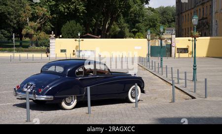 Dunkelblauer Jaguar Mark IX, viertürige Luxuslimousine, hergestellt zwischen 1958 und 1961, zu sehen in Mafra, Portugal Stockfoto