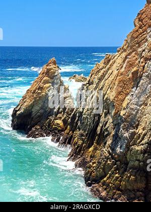 La Quebrada ist eine Klippe mit einem Kanal im Hafen von Acapulco, Guerrero, Mexiko, wo das berühmte Tauchen von jungen Leuten durchgeführt wird, die darauf klettern Stockfoto