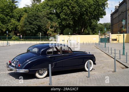 Dunkelblauer Jaguar Mark IX, viertürige Luxuslimousine, hergestellt zwischen 1958 und 1961, zu sehen in Mafra, Portugal Stockfoto