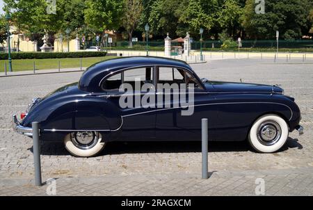 Dunkelblauer Jaguar Mark IX, viertürige Luxuslimousine, hergestellt zwischen 1958 und 1961, zu sehen in Mafra, Portugal Stockfoto