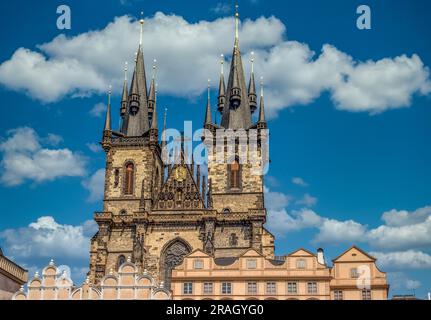 Kirche unserer Lieben Frau vor Týn, gotische Kirche mit scharfen Türmen in Prag Stockfoto