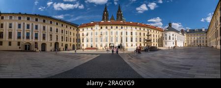 Panoramablick auf den zweiten Innenhof der Prager Burg Stockfoto