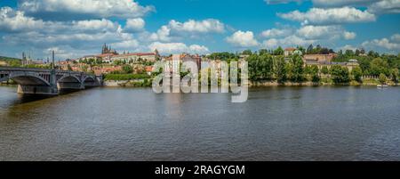 Panoramablick auf die Prager Burg und die Manes-Brücke Stockfoto
