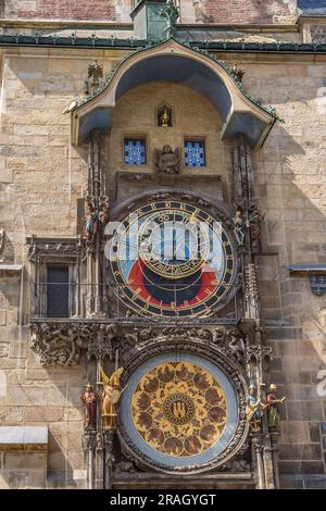 Prager astronomische Uhr Mittelalterliche Uhr an der Fassade des Rathauses mit den zwölf Aposteln, während die Uhr schlägt. Stockfoto