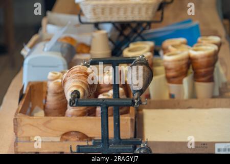 Komplett gebackene und halb gebackene Kuchenbrötchen auf einem Markt, beliebtes Street Food Stockfoto