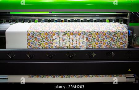 Digitale Textildruckmaschine. Großformat-Farbsublimations-Textil-Wärmeübertragungsdrucker Stockfoto