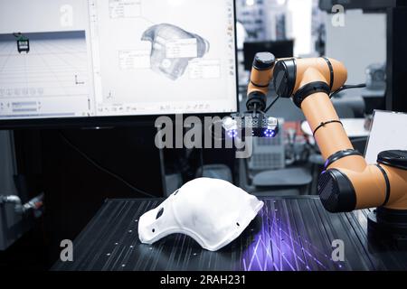 Automatisiertes 3D-Scannen. Roboter führt 3D-Scan am Werkstück durch. Industrielle Fertigung. Stockfoto