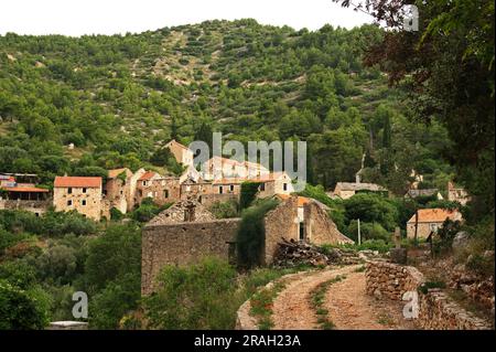 Altes traditionelles verlassenes Dorf auf der Insel Hvar in Kroatien Stockfoto