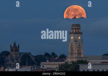 Barnsley, Großbritannien. 04. Juli 2023. Juli-Supermond, der Buck Moon, untergeht über dem Barnsley Town Hall. Julys Buck Moon ist der erste von vier Supermonden in Folge für 2023. Barnsley, Vereinigtes Königreich, 4. Juli 2023 (Foto von Mark Cosgrove/News Images) in Barnsley, Vereinigtes Königreich, 7/4/2023. (Foto: Mark Cosgrove/News Images/Sipa USA) Guthaben: SIPA USA/Alamy Live News Stockfoto