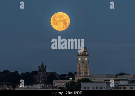 Barnsley, Großbritannien. 04. Juli 2023. Juli-Supermond, der Buck Moon, untergeht über dem Barnsley Town Hall. Julys Buck Moon ist der erste von vier Supermonden in Folge für 2023. Barnsley, Vereinigtes Königreich, 4. Juli 2023 (Foto von Mark Cosgrove/News Images) in Barnsley, Vereinigtes Königreich, 7/4/2023. (Foto: Mark Cosgrove/News Images/Sipa USA) Guthaben: SIPA USA/Alamy Live News Stockfoto