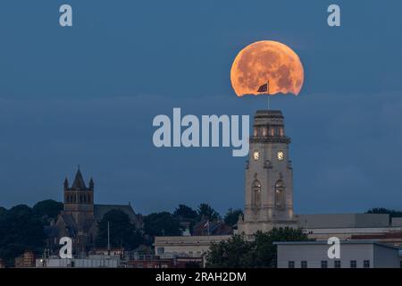 Barnsley, Großbritannien. 04. Juli 2023. Juli-Supermond, der Buck Moon, untergeht über dem Barnsley Town Hall. Julys Buck Moon ist der erste von vier Supermonden in Folge für 2023. Barnsley, Vereinigtes Königreich, 4. Juli 2023 (Foto von Mark Cosgrove/News Images) in Barnsley, Vereinigtes Königreich, 7/4/2023. (Foto: Mark Cosgrove/News Images/Sipa USA) Guthaben: SIPA USA/Alamy Live News Stockfoto