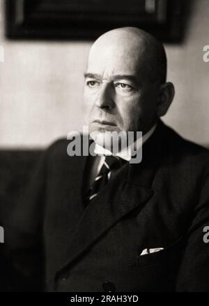 1930 , DEUTSCHLAND : der deutsche Witzbold und Philosoph der Geschichte OSWALD SPENGLER ( 1880 - 1936 ) , Autor der Untergang des Abendlandes ( 1918 - 1922 - Il Tramonto dell'Occidente - der Niedergang des Westens ) . Spengler gilt als deutscher Nationalist und Kritiker des Republikanismus und war ein prominentes Mitglied der Weimarer Konservativen Revolution . Obwohl er bei den deutschen Präsidentschaftswahlen 1932 für Hitler über Hindenburg gestimmt hatte und die Nazis seine Schriften als ein Mittel betrachteten, um ihrer Ideologie eine " respektable Abstammung" zu verleihen, kritisierte Spengler später den Nazismus aufgrund von Stockfoto