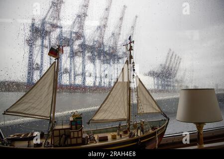 Hamburg, Deutschland. 03. Juli 2023. Abbildung zeigt eine „Barkassenfahrt“ im Hamburger Hafen am ersten Tag einer diplomatischen Mission der flämischen Regierung und der Stadt Antwerpen nach Hamburg, Deutschland, Montag, den 03. Juli 2023. BELGA FOTO NICOLAS MAETERLINCK Kredit: Belga News Agency/Alamy Live News Stockfoto