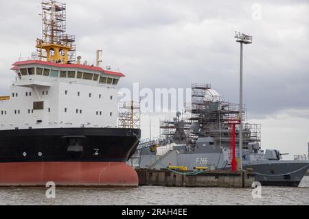 Hamburg, Deutschland. 03. Juli 2023. Abbildung zeigt eine „Barkassenfahrt“ im Hamburger Hafen am ersten Tag einer diplomatischen Mission der flämischen Regierung und der Stadt Antwerpen nach Hamburg, Deutschland, Montag, den 03. Juli 2023. BELGA FOTO NICOLAS MAETERLINCK Kredit: Belga News Agency/Alamy Live News Stockfoto