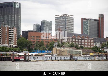 Hamburg, Deutschland. 03. Juli 2023. Abbildung zeigt eine „Barkassenfahrt“ im Hamburger Hafen am ersten Tag einer diplomatischen Mission der flämischen Regierung und der Stadt Antwerpen nach Hamburg, Deutschland, Montag, den 03. Juli 2023. BELGA FOTO NICOLAS MAETERLINCK Kredit: Belga News Agency/Alamy Live News Stockfoto