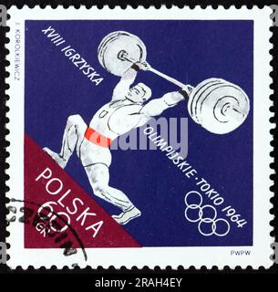 POLEN - CA. 1964: Ein in Polen gedruckter Stempel zeigt Gewichtheben, Olympische Spiele 1964, Tokio, ca. 1964 Stockfoto