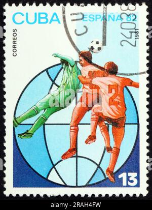 KUBA - CA. 1981: Ein in Kuba gedruckter Stempel zeigt Fußballspieler in Aktion, Fußballweltmeisterschaft 1982, Spanien, ca. 1981 Stockfoto