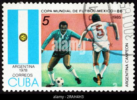KUBA - CA. 1985: Ein in Kuba gedruckter Stempel zeigt Fußballspieler in Aktion, Fußballweltmeisterschaft 1978, Argentinien, ca. 1985 Stockfoto