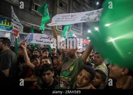 Palästina. 03. Juli 2023. Anhänger der palästinensischen Hamas-Bewegung nehmen am 3. Juli 2023 an einer Demonstration im Gazastreifen Teil und protestieren gegen eine israelische Militäroperation im Westjordanland von Dschenin. Israel hat seine Einsätze im nördlichen Westjordanland, in dem die Stadt Dschenin und das angrenzende Flüchtlingslager untergebracht sind, verstärkt, eine Hochburg palästinensischer bewaffneter Gruppen, in der es eine Flut von Angriffen auf Israelis sowie von Angriffen jüdischer Siedler auf palästinensische Gemeinschaften gab. Foto: Ramez Habboub/ABACAPRESS.COM Kredit: Abaca Press/Alamy Live News Stockfoto