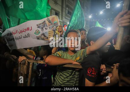 Palästina. 03. Juli 2023. Anhänger der palästinensischen Hamas-Bewegung nehmen am 3. Juli 2023 an einer Demonstration im Gazastreifen Teil und protestieren gegen eine israelische Militäroperation im Westjordanland von Dschenin. Israel hat seine Einsätze im nördlichen Westjordanland, in dem die Stadt Dschenin und das angrenzende Flüchtlingslager untergebracht sind, verstärkt, eine Hochburg palästinensischer bewaffneter Gruppen, in der es eine Flut von Angriffen auf Israelis sowie von Angriffen jüdischer Siedler auf palästinensische Gemeinschaften gab. Foto: Ramez Habboub/ABACAPRESS.COM Kredit: Abaca Press/Alamy Live News Stockfoto