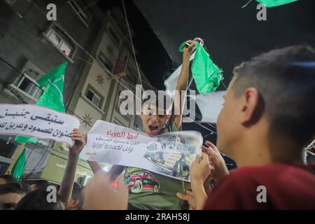 Palästina. 03. Juli 2023. Anhänger der palästinensischen Hamas-Bewegung nehmen am 3. Juli 2023 an einer Demonstration im Gazastreifen Teil und protestieren gegen eine israelische Militäroperation im Westjordanland von Dschenin. Israel hat seine Einsätze im nördlichen Westjordanland, in dem die Stadt Dschenin und das angrenzende Flüchtlingslager untergebracht sind, verstärkt, eine Hochburg palästinensischer bewaffneter Gruppen, in der es eine Flut von Angriffen auf Israelis sowie von Angriffen jüdischer Siedler auf palästinensische Gemeinschaften gab. Foto: Ramez Habboub/ABACAPRESS.COM Kredit: Abaca Press/Alamy Live News Stockfoto