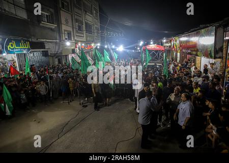 Palästina. 03. Juli 2023. Anhänger der palästinensischen Hamas-Bewegung nehmen am 3. Juli 2023 an einer Demonstration im Gazastreifen Teil und protestieren gegen eine israelische Militäroperation im Westjordanland von Dschenin. Israel hat seine Einsätze im nördlichen Westjordanland, in dem die Stadt Dschenin und das angrenzende Flüchtlingslager untergebracht sind, verstärkt, eine Hochburg palästinensischer bewaffneter Gruppen, in der es eine Flut von Angriffen auf Israelis sowie von Angriffen jüdischer Siedler auf palästinensische Gemeinschaften gab. Foto: Ramez Habboub/ABACAPRESS.COM Kredit: Abaca Press/Alamy Live News Stockfoto