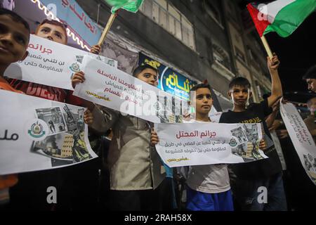 Palästina. 03. Juli 2023. Anhänger der palästinensischen Hamas-Bewegung nehmen am 3. Juli 2023 an einer Demonstration im Gazastreifen Teil und protestieren gegen eine israelische Militäroperation im Westjordanland von Dschenin. Israel hat seine Einsätze im nördlichen Westjordanland, in dem die Stadt Dschenin und das angrenzende Flüchtlingslager untergebracht sind, verstärkt, eine Hochburg palästinensischer bewaffneter Gruppen, in der es eine Flut von Angriffen auf Israelis sowie von Angriffen jüdischer Siedler auf palästinensische Gemeinschaften gab. Foto: Ramez Habboub/ABACAPRESS.COM Kredit: Abaca Press/Alamy Live News Stockfoto