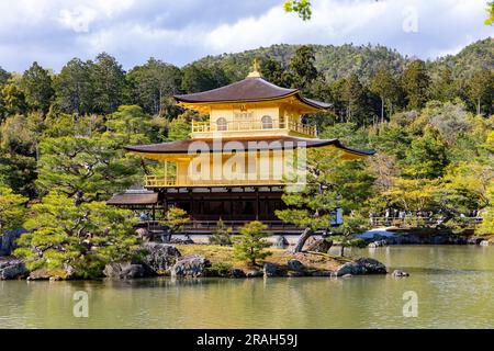 Kinkaku-ji Tempel der Goldene Pavillon Tempel in Kyoto, Japan, Frühjahr 2023, ein Zen buddhistischer Tempel Weltkulturerbe, Japan, Asien. Stockfoto