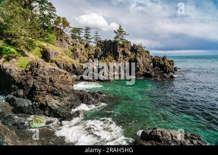 Die felsige Küste von Vancouver Island am Creyke Point im East Sooke Regional Park, British Columbia, Kanada. Stockfoto