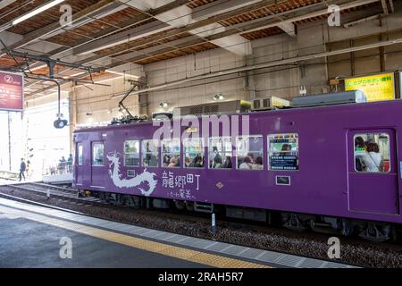 Arashiyaama Bahnhof, Keifuku Randen Tram Line wird von der privaten Firma Keifuku Electric Railroad, Kyoto, Japan betrieben Stockfoto