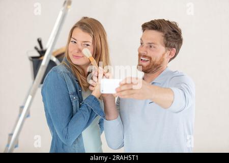 Ein süßes Paar malt zusammen ein neues Zuhause Stockfoto