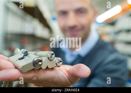 Ein Mann mit Vorhängeschlössern Stockfoto