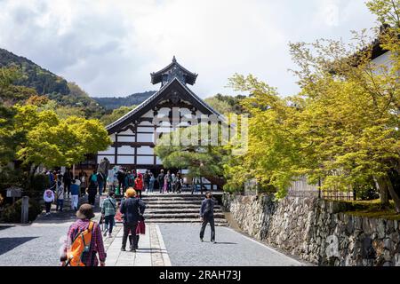 Tenryu-ji-Tempel rinzai Zen-Sekte, UNESCO-Weltkulturerbe, Kyoto, Japan, Sping 2023, Besucher gehen in Richtung Tempel Stockfoto