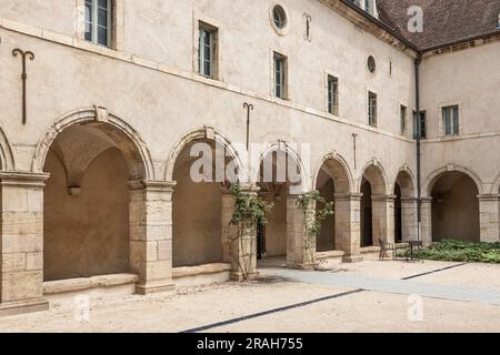 Der Innenhof des Museums für Burgundianisches Leben erzählt die regionale Geschichte und das Leben im eigenen Land durch Kostüme und Artefakte in einem alten Kloster. Stockfoto