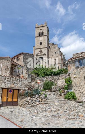 Die hübsche Eglise Saint-Vincent-d'en-Haut, EUS in den Pyrenäen Orientales, Frankreich. Stockfoto