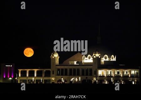 Der Vollbuck-Supermond über dem Spanish City Gebäude in Whitley Bay an der Nordostküste Englands. Der Juli-Supermond erreicht seinen nächstgelegenen Punkt zur Erde mit 224.895 Meilen (361.934km km) - etwa 13.959 Meilen (22.466km km) näher als üblich. Es erscheint 5,8 Prozent größer und 12,8 Prozent heller als ein normaler Vollmond. Bilddatum: Dienstag, 4. Juli 2023. Stockfoto