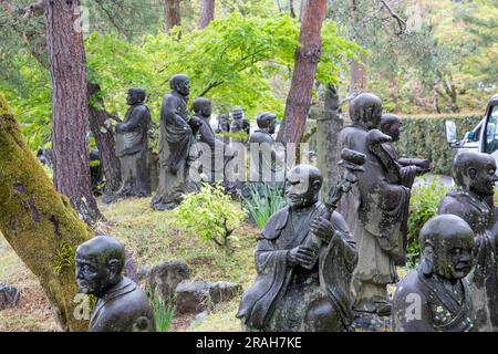 2023, Arashiyama Arhat. 500 Statuen der nächstgelegenen und höchsten Jünger Buddha vor dem Hogon-in-Untertempel des Tenryu-ji-Kopftempels, Kyoto, Japan Stockfoto