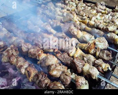 Nahaufnahme von Kebabs auf Brazier. Traditionelle türkische Gerichte. Stockfoto