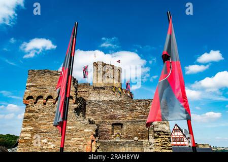 Brodenbach Deutschland 05.08.2018. Eingangsbereich mit Flaggen der Ehrenburger Burg Rheinland-Pfalz. Stockfoto