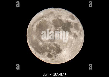 Vereinigte Staaten. 03. Juli 2023. Der Supermond „Buck Moon“, der erste von vier supermonden im Jahr 2023, erhebt sich über Los Angeles. Kredit: SOPA Images Limited/Alamy Live News Stockfoto