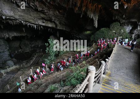 Guiyang, Chinas Provinz Guizhou. 17. Juni 2023. Schüler der Mittelschule Nr. 8 in Bijie besuchen die Zhijin-Höhle in Bijie-Stadt, südwestlich Chinas Provinz Guizhou, 17. Juni 2023. ZU „Across China: Cave Exploration offers Studenten immersive Learning Experiences“: Xiang Dingjie/Xinhua/Alamy Live News Stockfoto