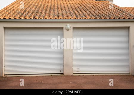 Fassade des Doppelgaragentors des Hauses in einem geschlossenen, trennbaren pvc-Vorhang Stockfoto