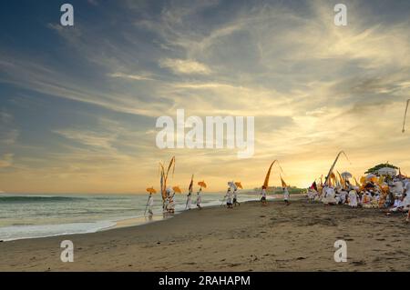 Melasti traditionelle Ritual-Zeremonie in Bali Beach bei Sonnenuntergang als eine der Touristenattraktionen Stockfoto