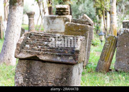 Geschnitzte römische Steine im Djemila-Museum in Setif, Algerien. UNESCO-Weltkulturerbe. Stockfoto