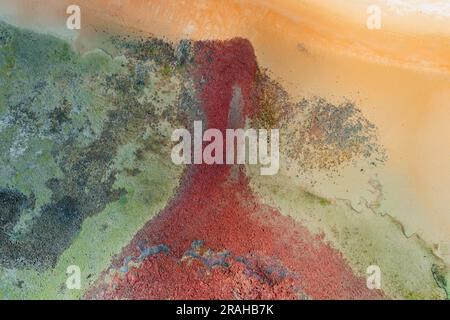 Blick aus der Vogelperspektive auf farbige Felsen an einem Küstenstrand auf Phillip Island in Victoria, Australien Stockfoto